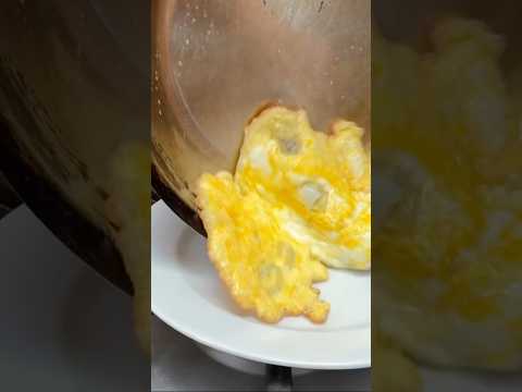 Eggs won’t stick to stainless steel pan with this pro chef hack